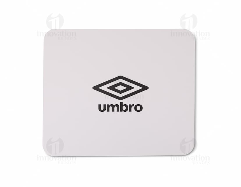 Envelope de couro sintético para mouse pad, em tons de amarelo e rosa com um clip de papel. O item é 3D e possui espaço vazio para escrita, ideal para anotações e lembretes de escritório.