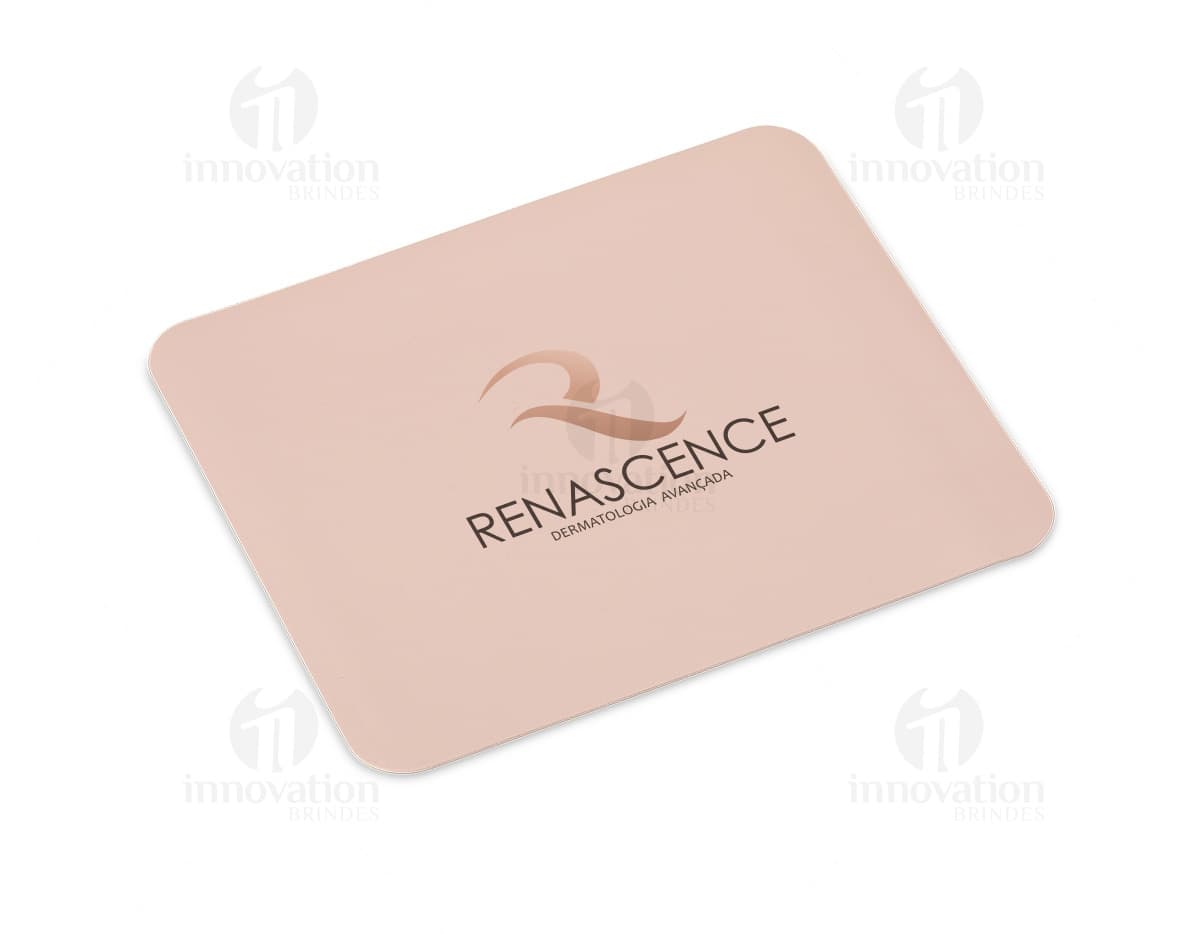 Envelope de couro sintético para mouse pad, em tons de amarelo e rosa com um clip de papel. O item é 3D e possui espaço vazio para escrita, ideal para anotações e lembretes de escritório.