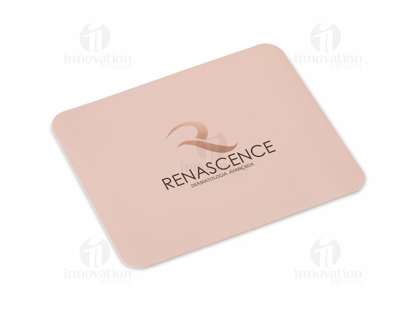 Envelope de couro sintético para mouse pad, em tons de amarelo e rosa com um clip de papel. O item é 3D e possui espaço vazio para escrita, ideal para anotações e lembretes de escritório.