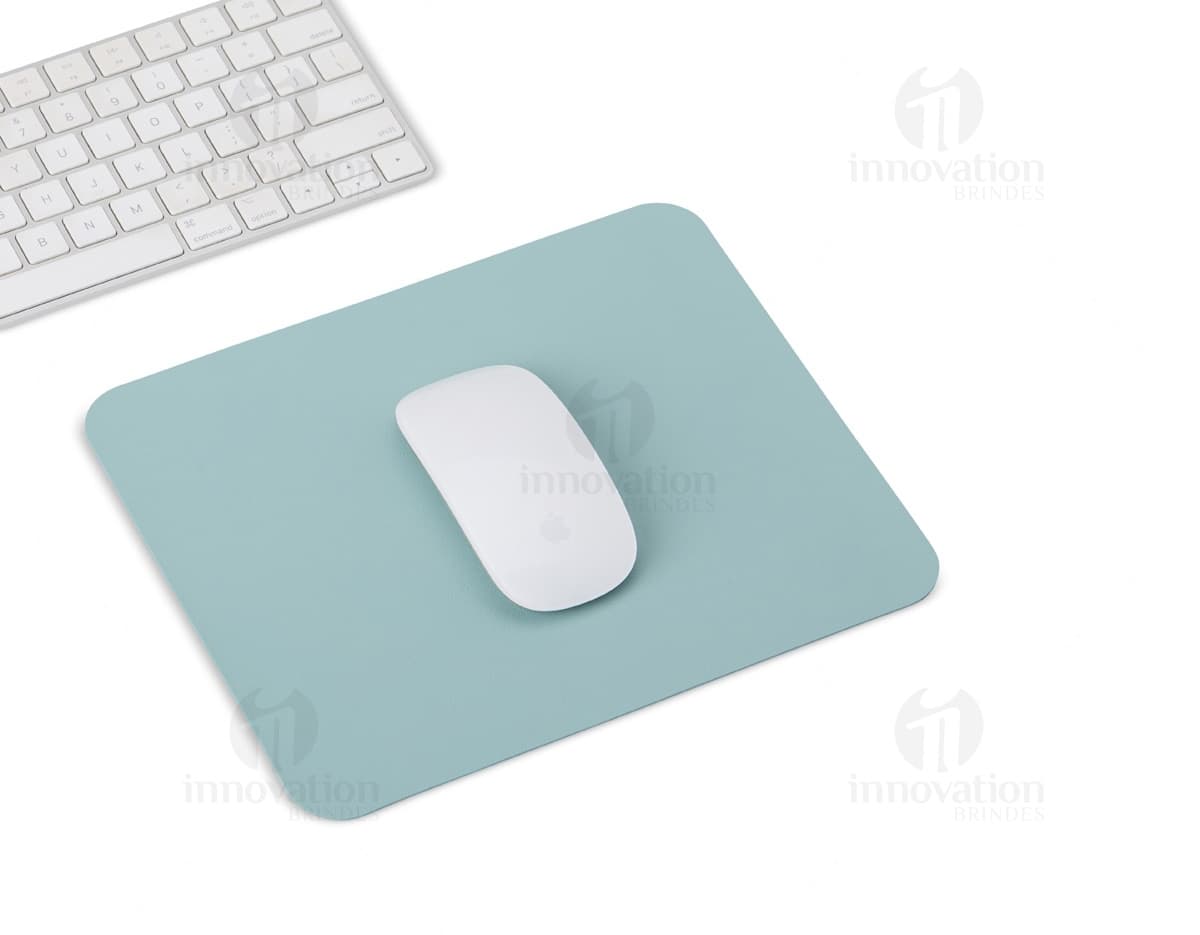Envelope de couro sintético para mouse pad, em tons de amarelo e rosa com um clip de papel. O item é 3D e possui espaço vazio para escrita, ideal para anotações e lembretes de escritório.