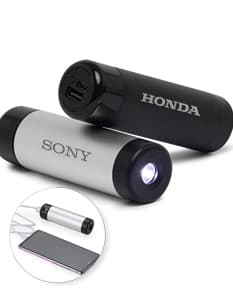 Power Bank 4.000mAh com Lanterna em aço e plástico, design moderno e brilhante. Botões glossy para fácil uso, símbolos de segurança e tecnologia em 3D. Equipamento de alta tecnologia para recarga de dispositivos eletrônicos, ideal para uso em escritório, indústria ou em viagens. A lanterna embutida oferece proteção adicional.