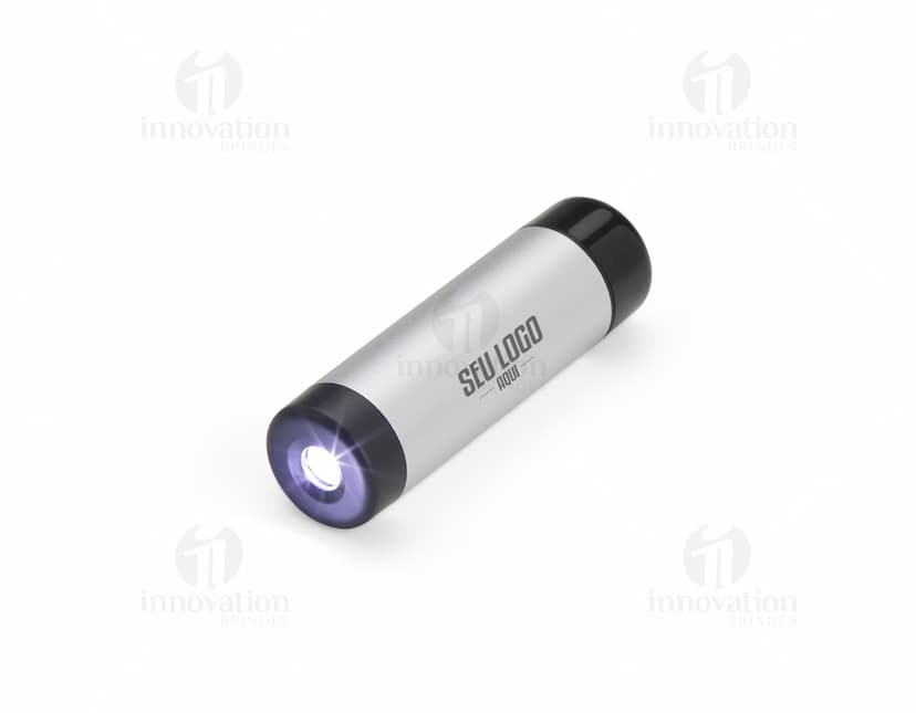 Power Bank 4.000mAh com Lanterna em aço e plástico, design moderno e brilhante. Botões glossy para fácil uso, símbolos de segurança e tecnologia em 3D. Equipamento de alta tecnologia para recarga de dispositivos eletrônicos, ideal para uso em escritório, indústria ou em viagens. A lanterna embutida oferece proteção adicional.