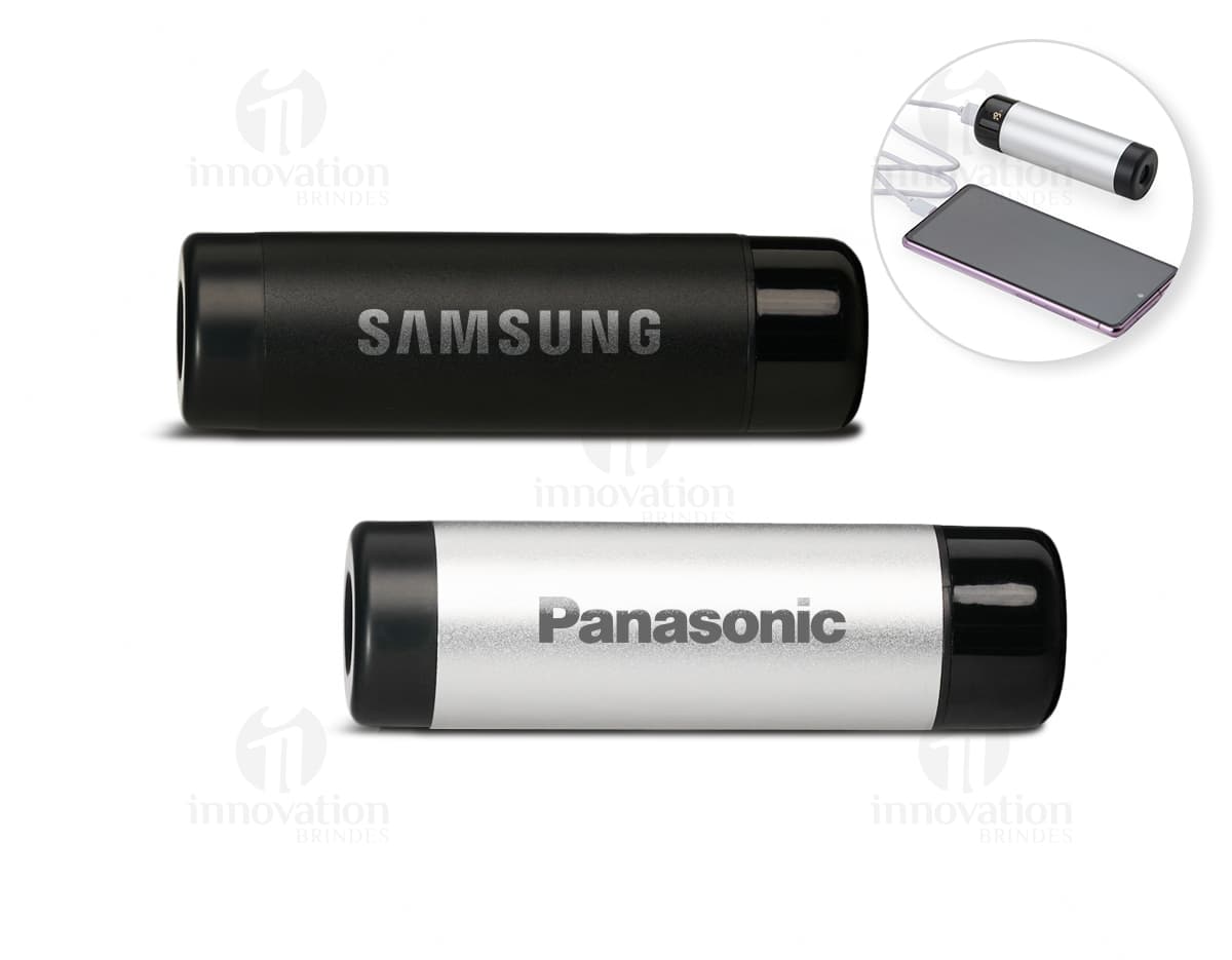 Power Bank 4.000mAh com Lanterna em aço e plástico, design moderno e brilhante. Botões glossy para fácil uso, símbolos de segurança e tecnologia em 3D. Equipamento de alta tecnologia para recarga de dispositivos eletrônicos, ideal para uso em escritório, indústria ou em viagens. A lanterna embutida oferece proteção adicional.