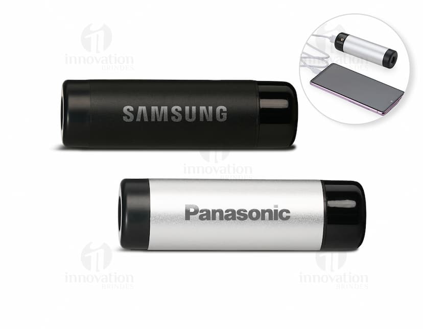 Power Bank 4.000mAh com Lanterna em aço e plástico, design moderno e brilhante. Botões glossy para fácil uso, símbolos de segurança e tecnologia em 3D. Equipamento de alta tecnologia para recarga de dispositivos eletrônicos, ideal para uso em escritório, indústria ou em viagens. A lanterna embutida oferece proteção adicional.