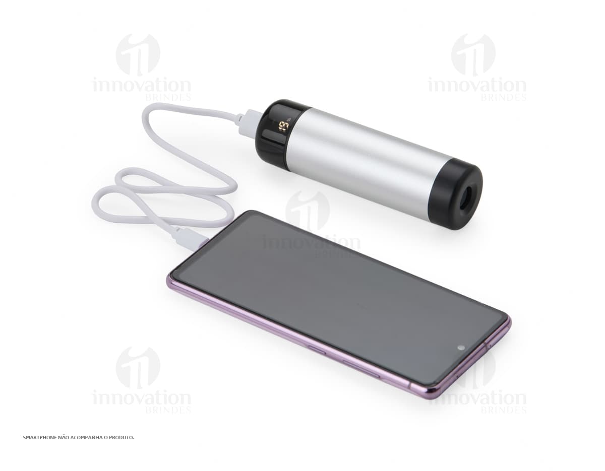 Power Bank 4.000mAh com Lanterna em aço e plástico, design moderno e brilhante. Botões glossy para fácil uso, símbolos de segurança e tecnologia em 3D. Equipamento de alta tecnologia para recarga de dispositivos eletrônicos, ideal para uso em escritório, indústria ou em viagens. A lanterna embutida oferece proteção adicional.