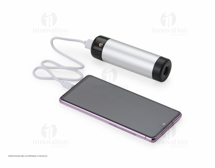 Power Bank 4.000mAh com Lanterna em aço e plástico, design moderno e brilhante. Botões glossy para fácil uso, símbolos de segurança e tecnologia em 3D. Equipamento de alta tecnologia para recarga de dispositivos eletrônicos, ideal para uso em escritório, indústria ou em viagens. A lanterna embutida oferece proteção adicional.