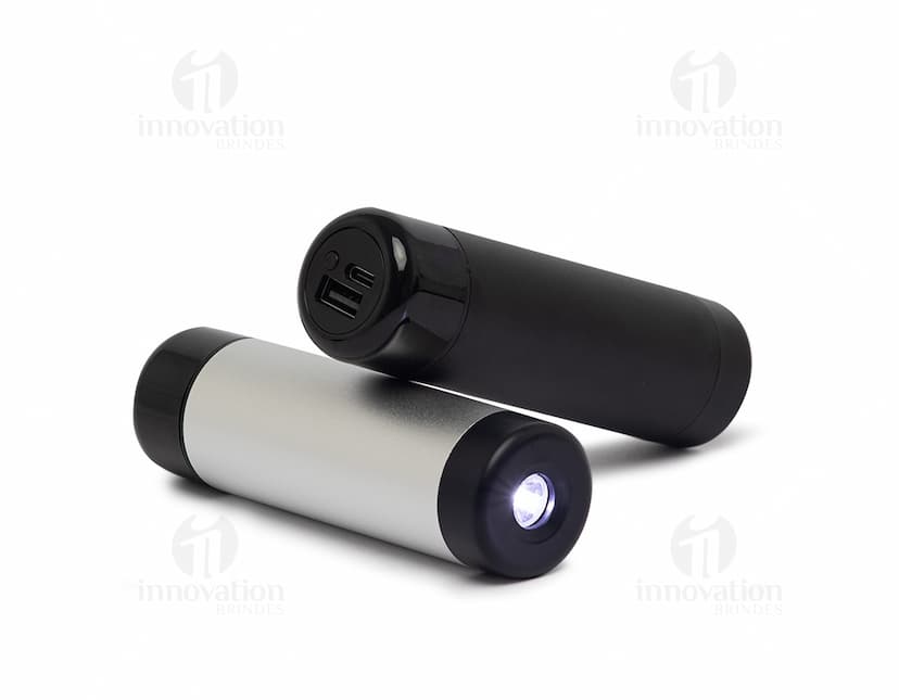 Power Bank 4.000mAh com Lanterna em aço e plástico, design moderno e brilhante. Botões glossy para fácil uso, símbolos de segurança e tecnologia em 3D. Equipamento de alta tecnologia para recarga de dispositivos eletrônicos, ideal para uso em escritório, indústria ou em viagens. A lanterna embutida oferece proteção adicional.