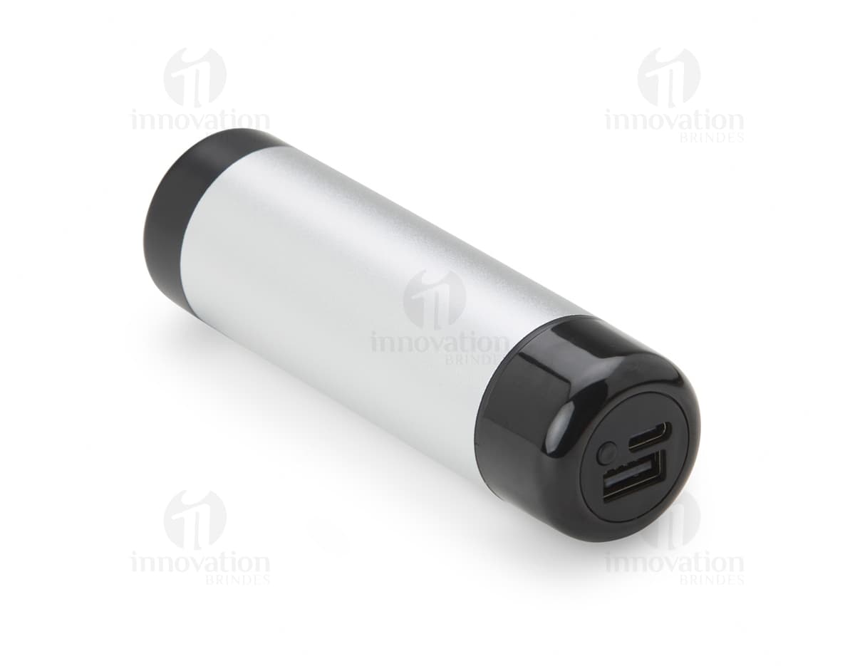 Power Bank 4.000mAh com Lanterna em aço e plástico, design moderno e brilhante. Botões glossy para fácil uso, símbolos de segurança e tecnologia em 3D. Equipamento de alta tecnologia para recarga de dispositivos eletrônicos, ideal para uso em escritório, indústria ou em viagens. A lanterna embutida oferece proteção adicional.
