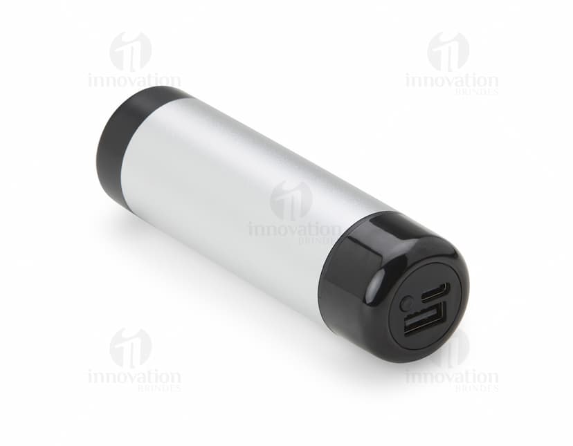 Power Bank 4.000mAh com Lanterna em aço e plástico, design moderno e brilhante. Botões glossy para fácil uso, símbolos de segurança e tecnologia em 3D. Equipamento de alta tecnologia para recarga de dispositivos eletrônicos, ideal para uso em escritório, indústria ou em viagens. A lanterna embutida oferece proteção adicional.