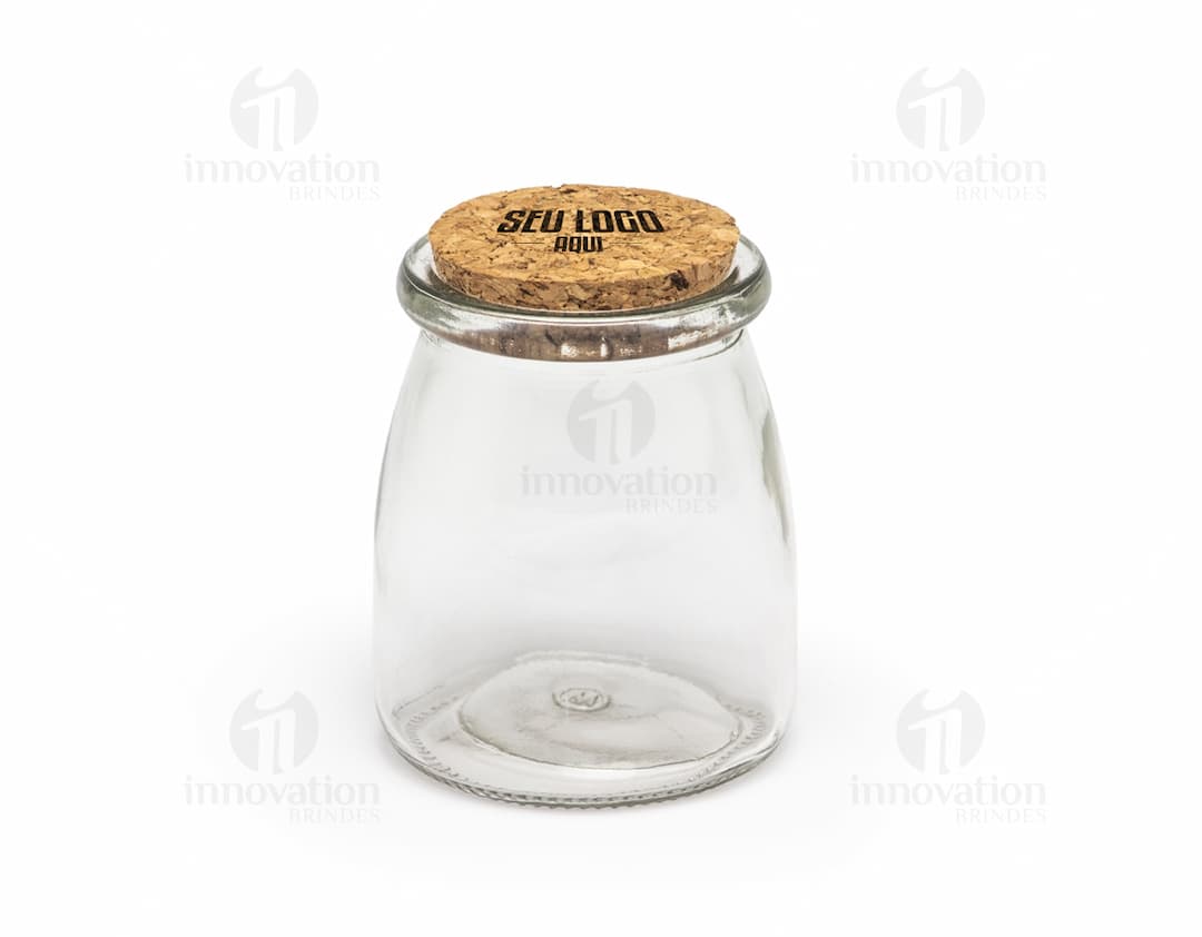 Frasco de vidro de 200ml com tampa conservadora. O frasco é transparente e contém um líquido rosa claro no interior. Símbolo de saúde, investimento e economia, o frasco lembra um cofrinho em forma de porquinho. O objeto é utilizado para armazenar alimentos, como leite, sucos ou conservas, e pode também servir como recipiente para produtos de beleza e cuidados pessoais, como loções e cremes. Ideal para quem busca uma opção natural, saudável e sustentável.