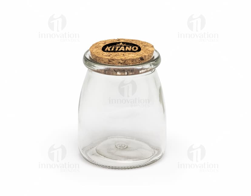 Frasco de vidro de 200ml com tampa conservadora. O frasco é transparente e contém um líquido rosa claro no interior. Símbolo de saúde, investimento e economia, o frasco lembra um cofrinho em forma de porquinho. O objeto é utilizado para armazenar alimentos, como leite, sucos ou conservas, e pode também servir como recipiente para produtos de beleza e cuidados pessoais, como loções e cremes. Ideal para quem busca uma opção natural, saudável e sustentável.
