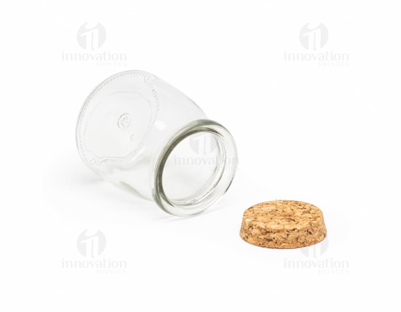 Frasco de vidro de 200ml com tampa conservadora. O frasco é transparente e contém um líquido rosa claro no interior. Símbolo de saúde, investimento e economia, o frasco lembra um cofrinho em forma de porquinho. O objeto é utilizado para armazenar alimentos, como leite, sucos ou conservas, e pode também servir como recipiente para produtos de beleza e cuidados pessoais, como loções e cremes. Ideal para quem busca uma opção natural, saudável e sustentável.