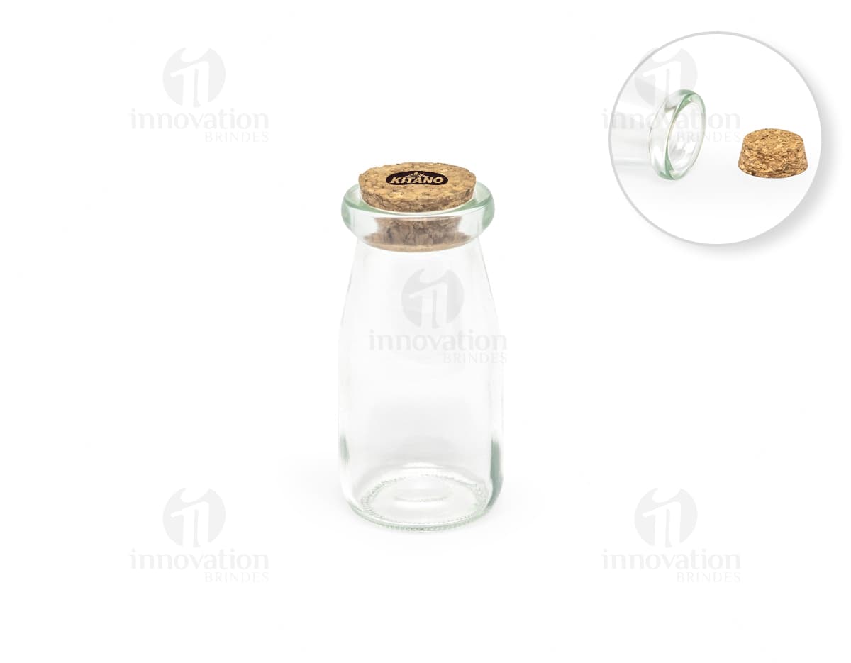 Frasco de vidro transparente de 100ml com tampa de metal, vazio e com rótulo em branco. O frasco pode ser usado para armazenar líquidos como água, leite, remédios ou produtos cosméticos. Ideal para manter a saúde e higiene, mantendo os produtos frescos e puros.