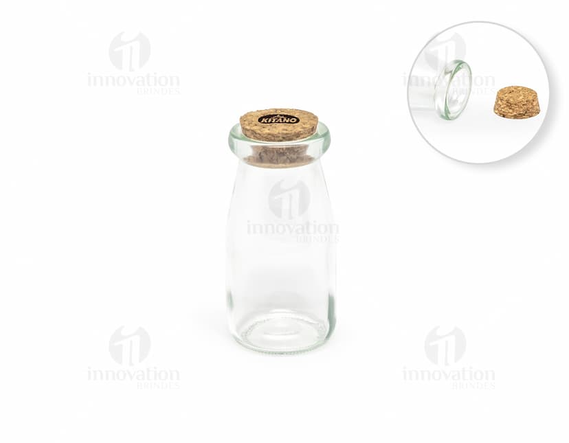 Frasco de vidro transparente de 100ml com tampa de metal, vazio e com rótulo em branco. O frasco pode ser usado para armazenar líquidos como água, leite, remédios ou produtos cosméticos. Ideal para manter a saúde e higiene, mantendo os produtos frescos e puros.