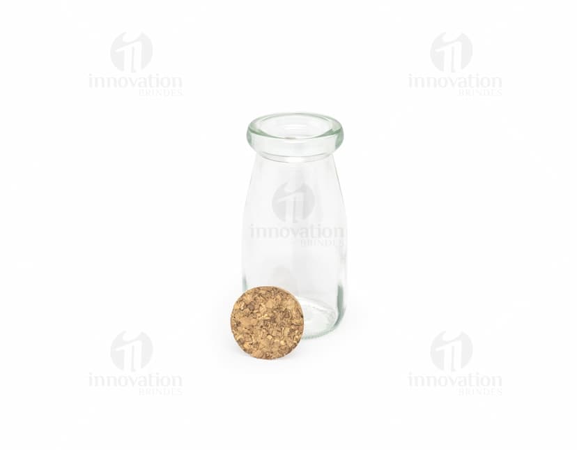 Frasco de vidro transparente de 100ml com tampa de metal, vazio e com rótulo em branco. O frasco pode ser usado para armazenar líquidos como água, leite, remédios ou produtos cosméticos. Ideal para manter a saúde e higiene, mantendo os produtos frescos e puros.
