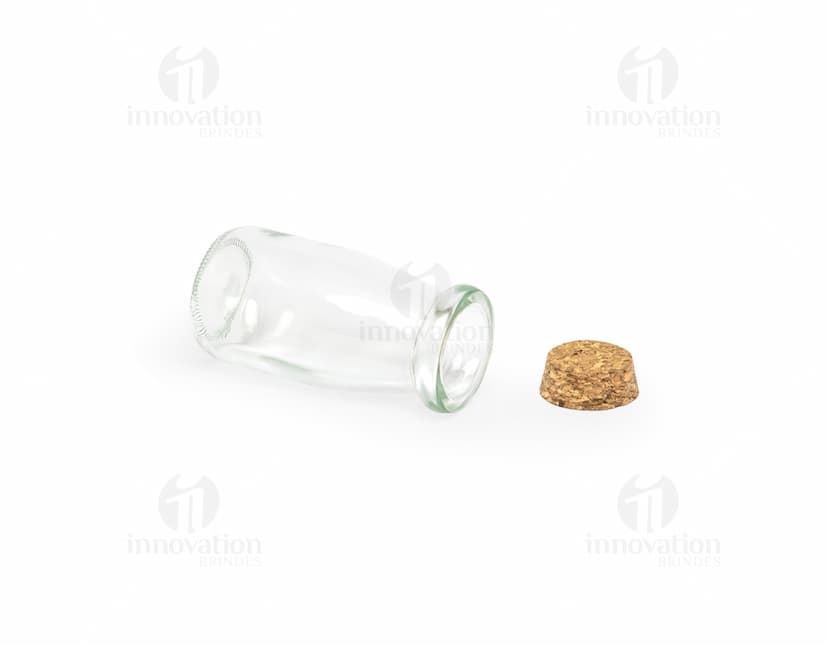 Frasco de vidro transparente de 100ml com tampa de metal, vazio e com rótulo em branco. O frasco pode ser usado para armazenar líquidos como água, leite, remédios ou produtos cosméticos. Ideal para manter a saúde e higiene, mantendo os produtos frescos e puros.