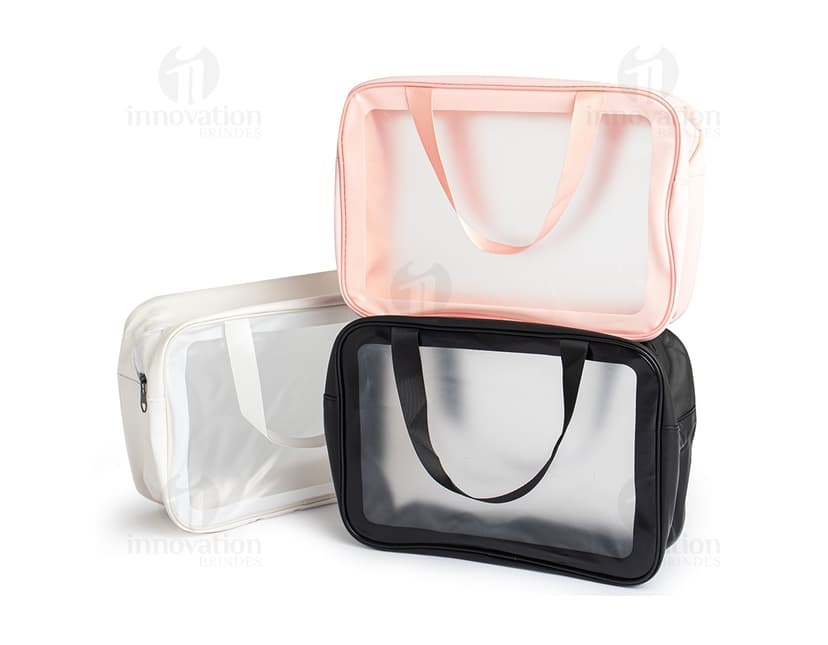 Nécessaire PVC Impermeável em formato de mochila, design moderno e clean, com fecho em metal cromado. Feito em material plástico brilhante e resistente, ideal para viagens e uso pessoal. Cor vinho vibrante, com refletor e sombra embaixo.