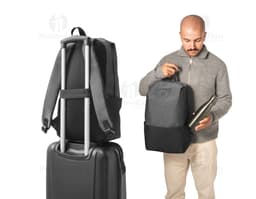 Mochila preta de couro para notebook, ideal para armazenamento e transporte seguro de equipamentos eletrônicos. Ideal para