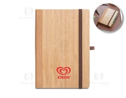 Caderno A5 de capa dura marrom com textura de madeira, feito de material de papel e contendo um instrumento de cordas e um