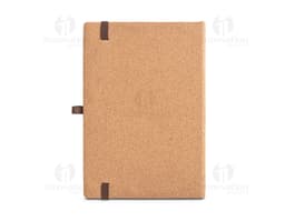 Caderno A5 de capa dura marrom com textura de madeira, feito de material de papel e contendo um instrumento de cordas e um