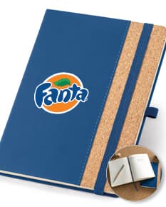 Notebook em cortiça A5 com capa dura em estilo vintage, perfeito para uso educacional, profissional ou pessoal. Possui páginas em branco, ideal para fazer anotações, lembretes, ou até mesmo jogar poker. Este caderno é um símbolo de organização e estilo, trazendo um toque de nostalgia e elegância para o seu escritório ou escola.