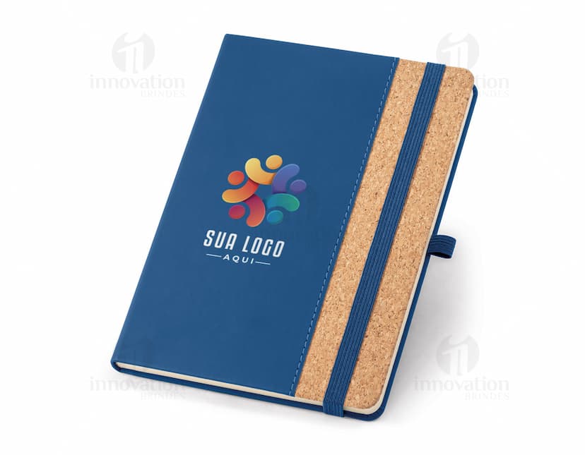 Notebook em cortiça A5 com capa dura em estilo vintage, perfeito para uso educacional, profissional ou pessoal. Possui páginas em branco, ideal para fazer anotações, lembretes, ou até mesmo jogar poker. Este caderno é um símbolo de organização e estilo, trazendo um toque de nostalgia e elegância para o seu escritório ou escola.