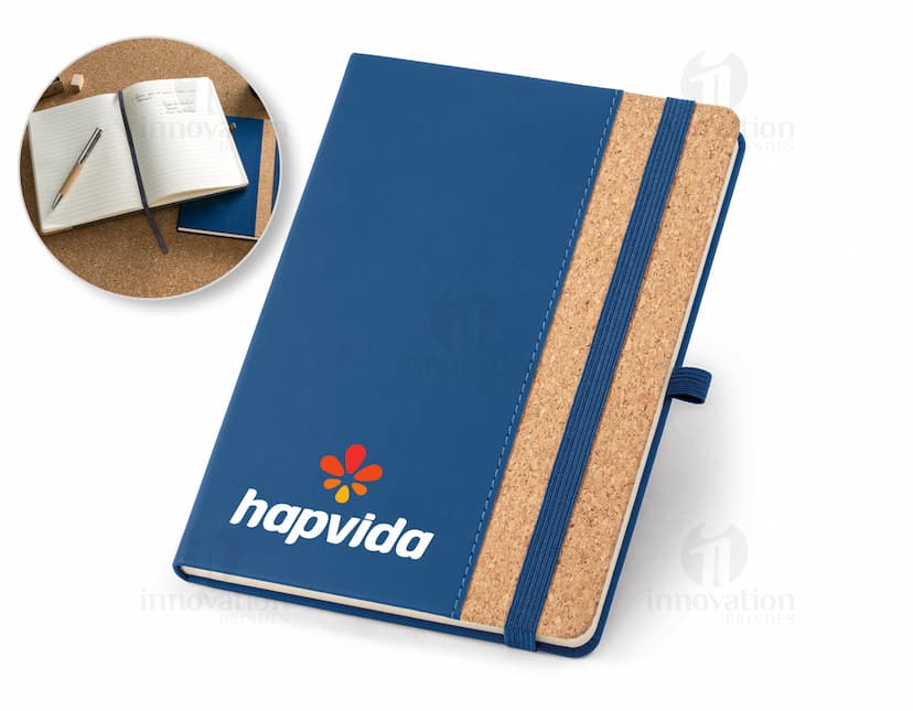 Notebook em cortiça A5 com capa dura em estilo vintage, perfeito para uso educacional, profissional ou pessoal. Possui páginas em branco, ideal para fazer anotações, lembretes, ou até mesmo jogar poker. Este caderno é um símbolo de organização e estilo, trazendo um toque de nostalgia e elegância para o seu escritório ou escola.