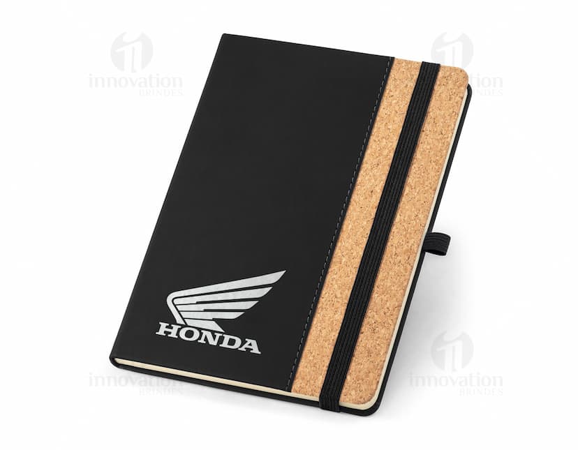 Notebook em cortiça A5 com capa dura em estilo vintage, perfeito para uso educacional, profissional ou pessoal. Possui páginas em branco, ideal para fazer anotações, lembretes, ou até mesmo jogar poker. Este caderno é um símbolo de organização e estilo, trazendo um toque de nostalgia e elegância para o seu escritório ou escola.