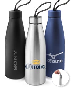 Bottle de aço inox com label e liquid, container de drink, glass de alcohol, beverage de wine. Objeto em bottles e water jug clean e transparent em plastic, full vessel jug de bar lotion, celebration close blank cap product.