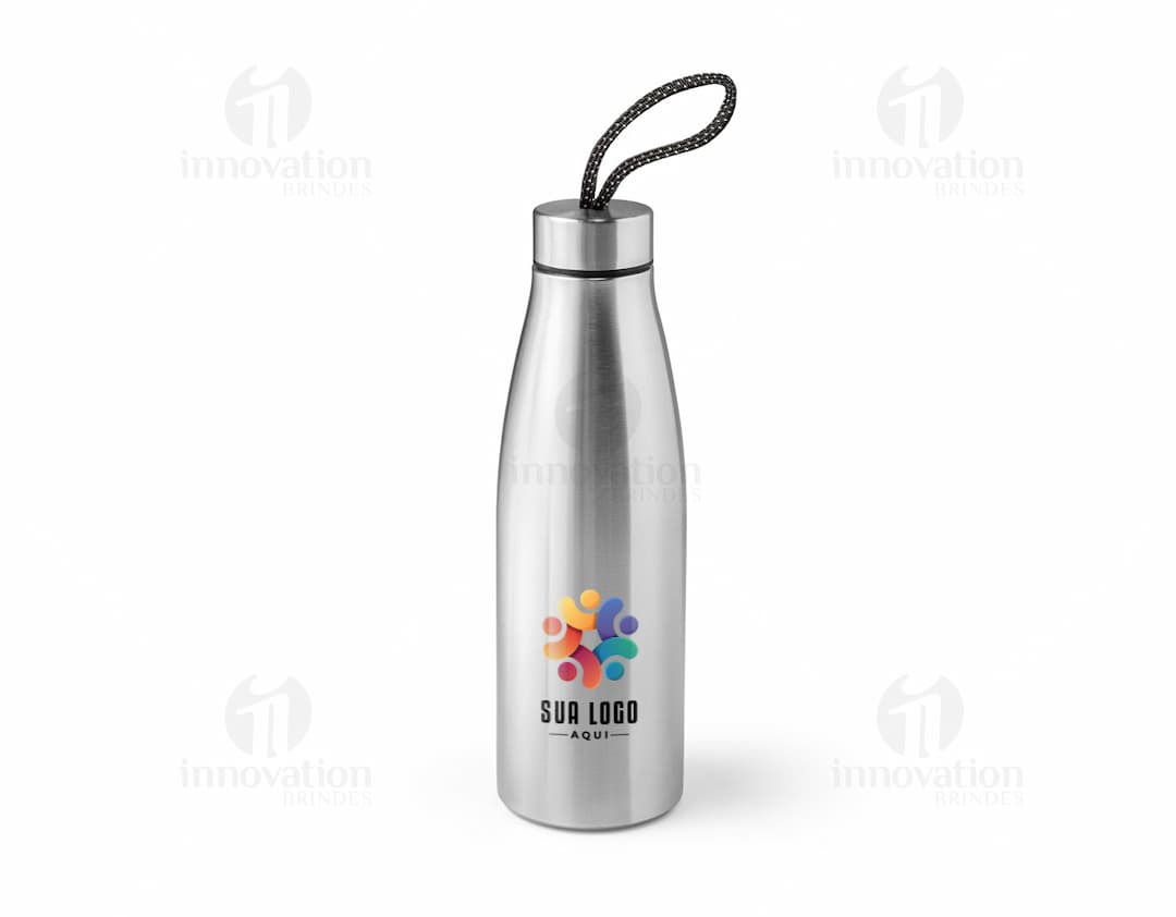 Bottle de aço inox com label e liquid, container de drink, glass de alcohol, beverage de wine. Objeto em bottles e water jug clean e transparent em plastic, full vessel jug de bar lotion, celebration close blank cap product.