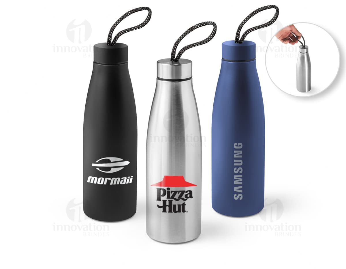 Bottle de aço inox com label e liquid, container de drink, glass de alcohol, beverage de wine. Objeto em bottles e water jug clean e transparent em plastic, full vessel jug de bar lotion, celebration close blank cap product.