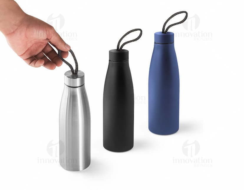 Bottle de aço inox com label e liquid, container de drink, glass de alcohol, beverage de wine. Objeto em bottles e water jug clean e transparent em plastic, full vessel jug de bar lotion, celebration close blank cap product.