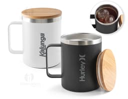 Copo de aço inoxidável com alça, ideal para servir café, chá ou outras bebidas quentes. O copo é de cor prateada, com design
