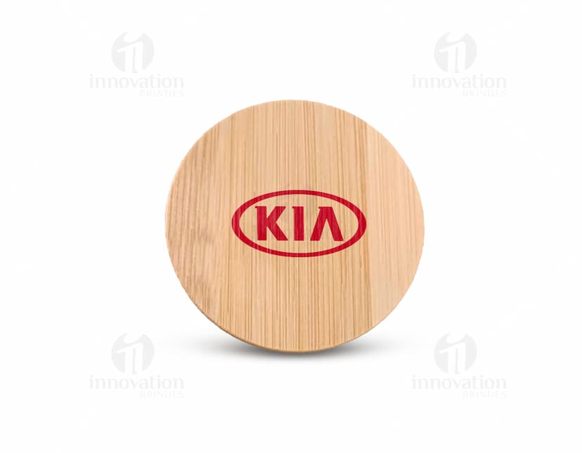 Copo de aço inoxidável com alça, ideal para servir café, chá ou outras bebidas quentes. O copo é de cor prateada, com design moderno e elegante, perfeito para o café da manhã ou para relaxar em um restaurante. É resistente e durável, proporcionando uma experiência de bebida agradável.
