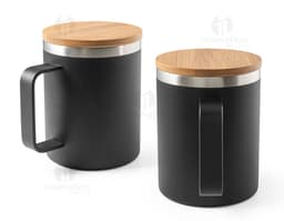 Copo de aço inoxidável com alça, ideal para servir café, chá ou outras bebidas quentes. O copo é de cor prateada, com design