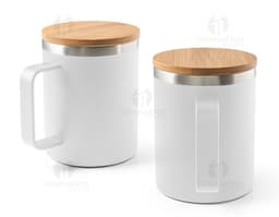 Copo de aço inoxidável com alça, ideal para servir café, chá ou outras bebidas quentes. O copo é de cor prateada, com design