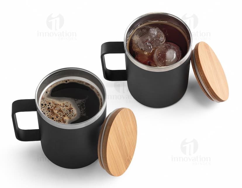 Copo de aço inoxidável com alça, ideal para servir café, chá ou outras bebidas quentes. O copo é de cor prateada, com design moderno e elegante, perfeito para o café da manhã ou para relaxar em um restaurante. É resistente e durável, proporcionando uma experiência de bebida agradável.