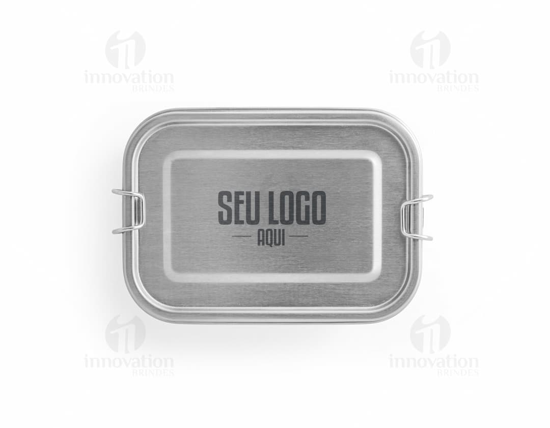 Marmita hermética de metal prateado com alça preta, fechadura, botão de segurança e visor digital. Container resistente para armazenamento de comida, ideal para transporte e armazenamento de refeições.