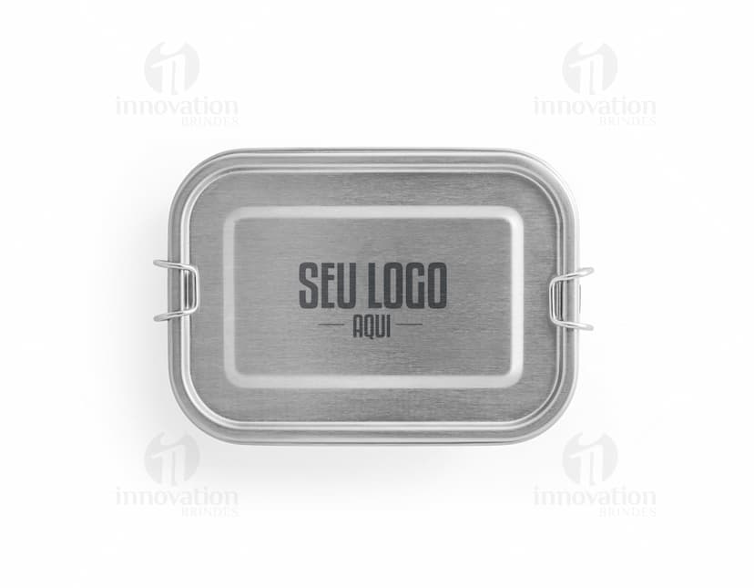 Marmita hermética de metal prateado com alça preta, fechadura, botão de segurança e visor digital. Container resistente para armazenamento de comida, ideal para transporte e armazenamento de refeições.