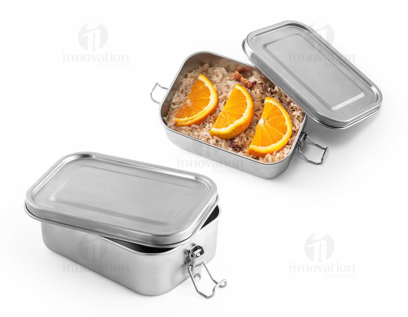 Marmita hermética de metal prateado com alça preta, fechadura, botão de segurança e visor digital. Container resistente para armazenamento de comida, ideal para transporte e armazenamento de refeições.