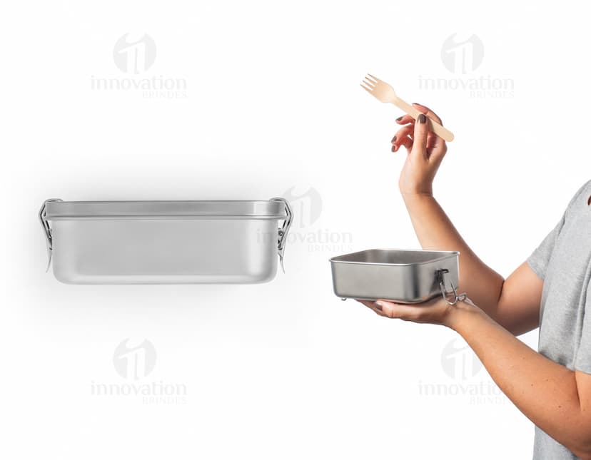 Marmita hermética de metal prateado com alça preta, fechadura, botão de segurança e visor digital. Container resistente para armazenamento de comida, ideal para transporte e armazenamento de refeições.
