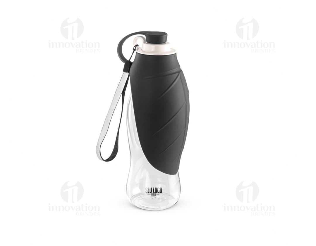 Squeeze para PET transparente com tampa e rótulo. O recipiente contém líquido limpo e fresco. Ideal para armazenar água