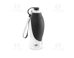 Squeeze para PET transparente com tampa e rótulo. O recipiente contém líquido limpo e fresco. Ideal para armazenar água