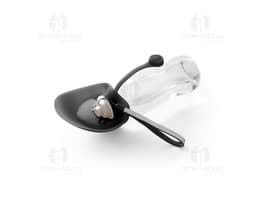 Squeeze para PET transparente com tampa e rótulo. O recipiente contém líquido limpo e fresco. Ideal para armazenar água