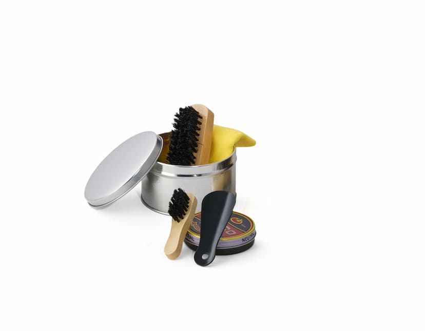 Kit de limpeza de sapato contendo escova, pincel, maquiagem, pó, escova de cerdas, creme cosmético e acessórios.