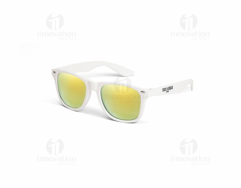 Óculos de sol preto e elegante com lentes de proteção UV, proporcionando estilo e proteção para os olhos. O acessório de moda é feito de plástico com armação moderna e detalhes em metal, ideal para uso durante o verão na praia ou em atividades ao ar livre. Uma peça indispensável para adicionar um toque de elegância ao look.