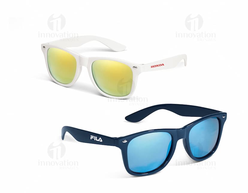 Óculos de sol preto e elegante com lentes de proteção UV, proporcionando estilo e proteção para os olhos. O acessório de moda é feito de plástico com armação moderna e detalhes em metal, ideal para uso durante o verão na praia ou em atividades ao ar livre. Uma peça indispensável para adicionar um toque de elegância ao look.