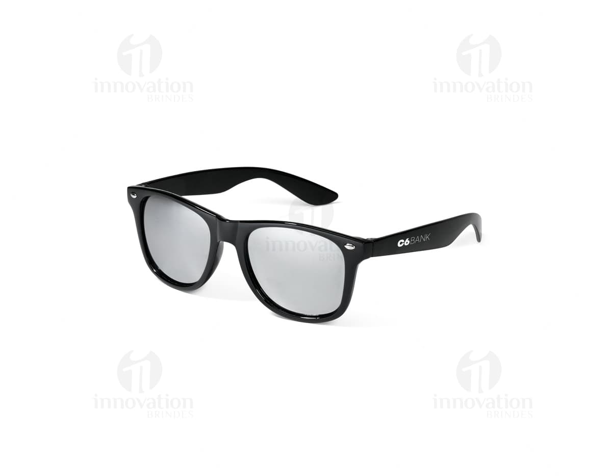 Óculos de sol preto e elegante com lentes de proteção UV, proporcionando estilo e proteção para os olhos. O acessório de moda é feito de plástico com armação moderna e detalhes em metal, ideal para uso durante o verão na praia ou em atividades ao ar livre. Uma peça indispensável para adicionar um toque de elegância ao look.