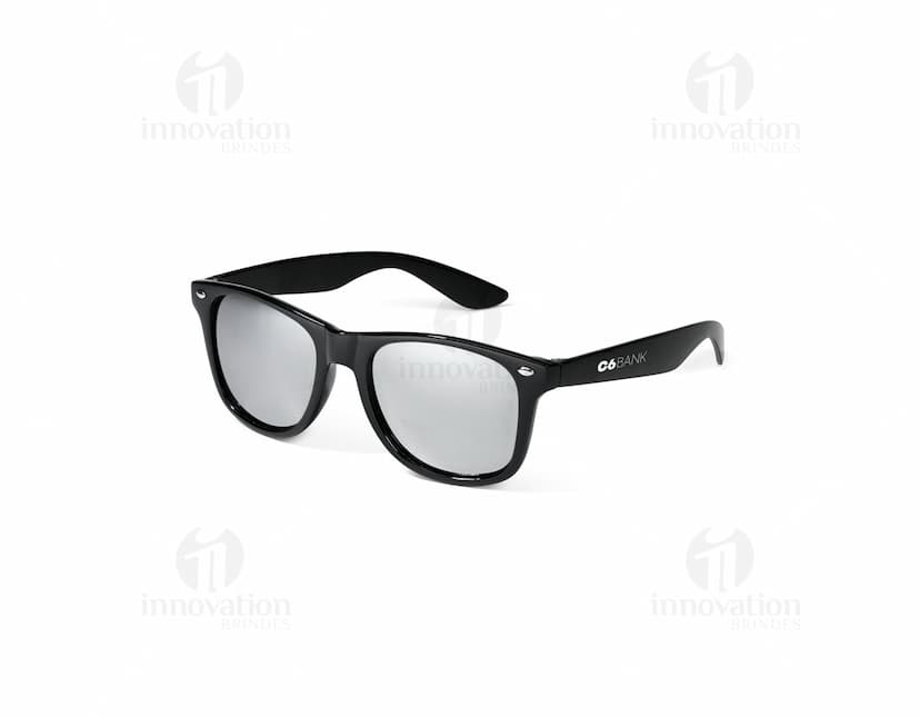 Óculos de sol preto e elegante com lentes de proteção UV, proporcionando estilo e proteção para os olhos. O acessório de moda é feito de plástico com armação moderna e detalhes em metal, ideal para uso durante o verão na praia ou em atividades ao ar livre. Uma peça indispensável para adicionar um toque de elegância ao look.
