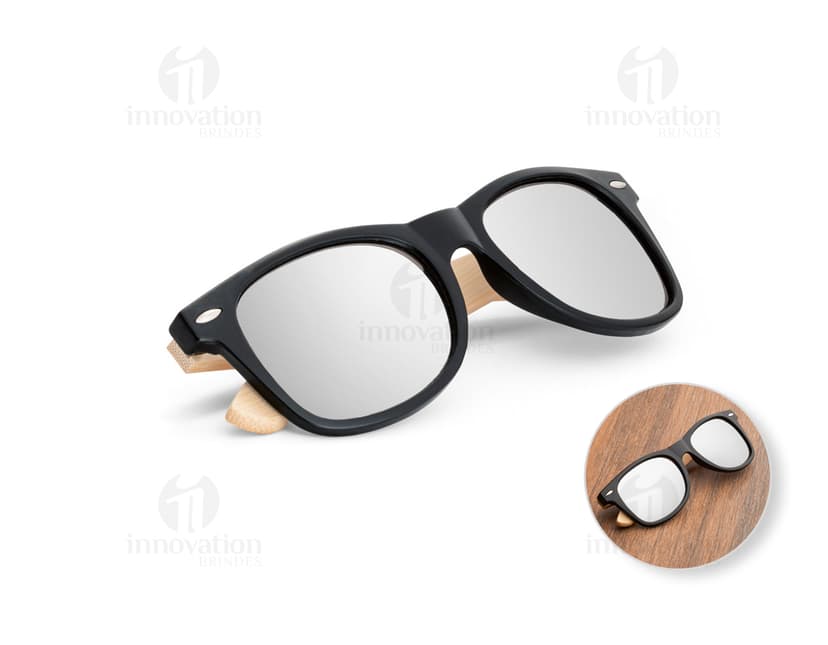 Óculos de sol preto e elegante, com lentes de plástico e armação de metal. Possui design moderno e estiloso, proporcionando proteção contra os raios solares. Ideal para uso fashion no verão, garantindo estilo e cuidado com a saúde dos olhos.